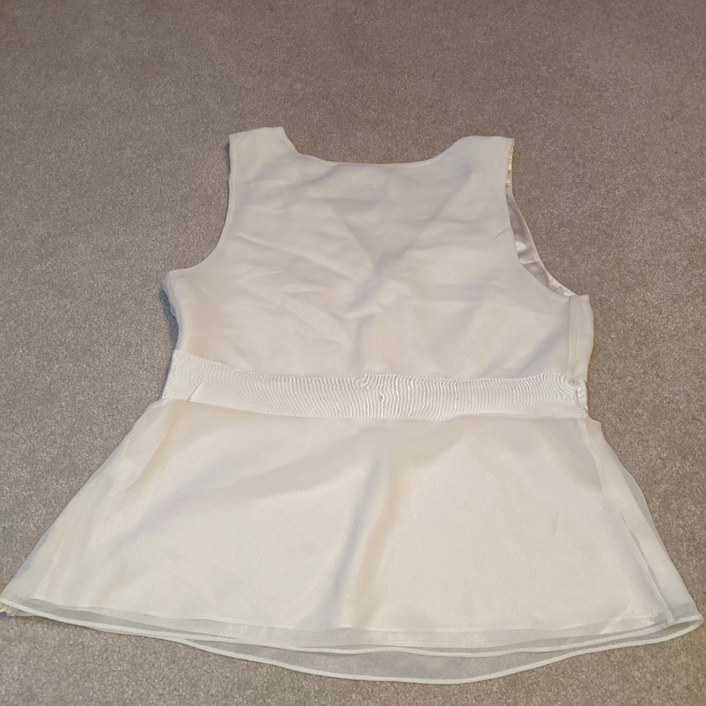 Fancy sleeveless v-neck top - Picture 15 of 15